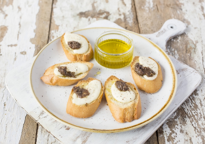 Grzanki z mozzarellą Galbani i anchois - Galbani – od ponad 140 lat dostarczamy najlepsze włoskie smaki na talerze całego świata