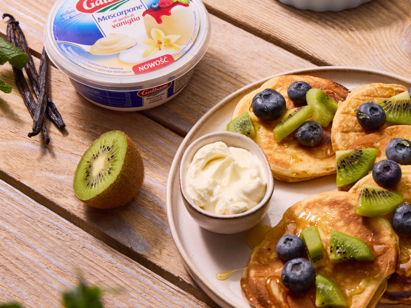 Pancakes na waniliowym mascarpone ze świeżymi owocami